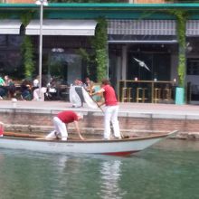 ボートで何してるのかな？