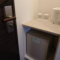 部屋入り口脇の冷蔵庫は、びっくりするほど小さい