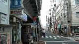 御徒町駅の南側、窮屈な感じのガード橋です