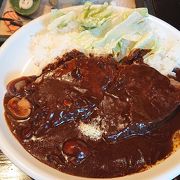 横浜開港資料館の付近にあるハワイ料理・カレーのお店。「牛肉の赤ワイン煮カレー」が美味しくてお得。( ´∀`)