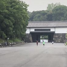 皇居外苑からみた桜田門