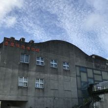 通りの入り口にあります