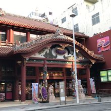 首里城をイメージする外観