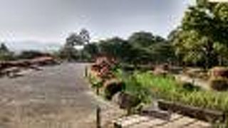 兼六園の中でも高い遠くの山々が望める開けた場所