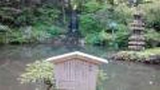 背後の、滝や、塔とこの池の調和した絶景は、最高