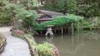 瓢池のほとりにある、こじんまりとした建物