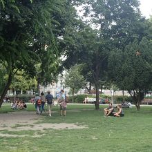 多くの人がくつろいでいます