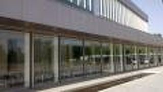 半分がモダンな建築様式、他の半分が石造りの重厚な建築様式でたいへんきれい