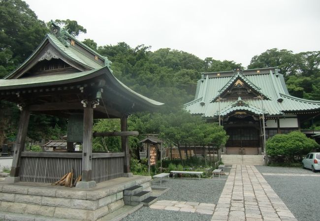 上行寺東側の丘の上に中世の遺跡が造形保存