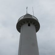 海の難所に建てられた美しい灯台
