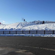 みなさん雪で遊んでいます