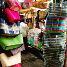 色とりどりのカゴバック