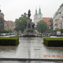 広場の北寄りに立っているグルンヴァルト記念碑