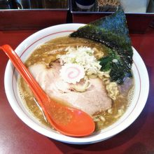 あっさり系醤油魚介ﾗｰﾒﾝ 750円。