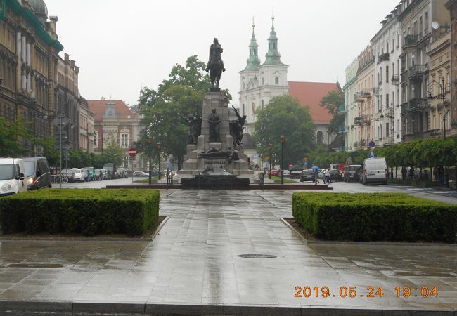 クラクフ中央駅に近い旧市街の北にある広場