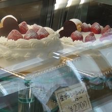 ショーケースのホールケーキ