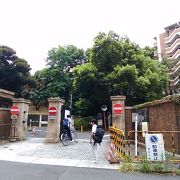 池之端門は、不忍池近くに広がる高級住宅街に出る門で、レンガ造りがたいへんきれいです。