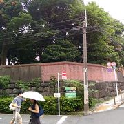旧岩崎邸庭園の赤レンガの高い頑丈な塀が圧巻の緩やかな坂