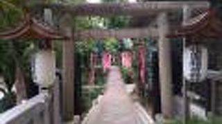 石造りの鳥居がきれいな小ぶりの神社です。