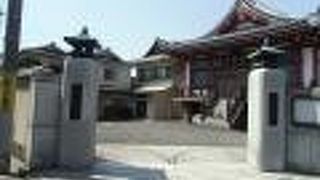 朱色と白のコントラストの本堂が印象的