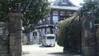 型絵染の人間国宝、芹澤介の墓があります