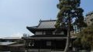 重文の本堂と隈研吾設計の庫裏は必見