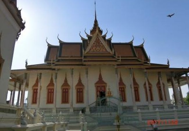 王宮の横にある王室の仏教行事の寺