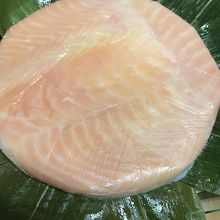 キレイなピンク色のます寿司。脂がのって、笹もテカテカ！