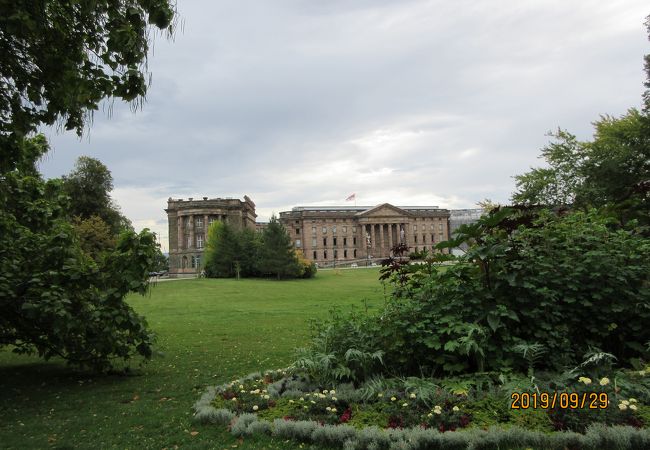 カッセル：大噴水ショーで知られた山岳公園内にあるヴィルヘルムスヘーエ城は18世紀後期の歴史的建造物である。