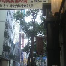 昔の灯篭や提灯ぽい街灯があります（雨の中歩いてみました