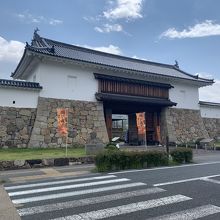 再建された城門
