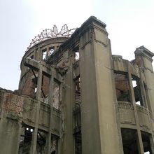 下から見上げた原爆ドーム。