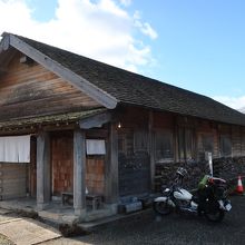 山小屋風の店舗