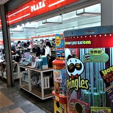 めずらしいプリングルの自販機が店頭にある