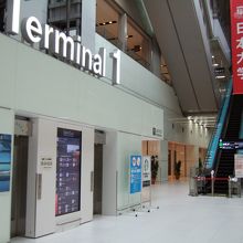 北ウイングへ上がるエスカレーターも停止中です