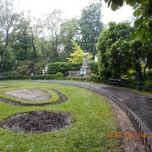 写真奥にかすかに見えるのがアーサーグロットガーさんの胸像