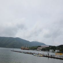 湖尻から芦ノ湖の桃源台と海賊船を臨む。 