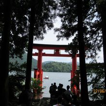 芦ノ湖沿いの箱根神社