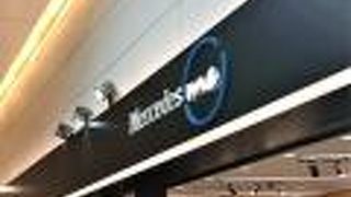 羽田空港第二ターミナルビルのベンツの展示ショップ