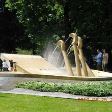 大学公園内のフレデリック・ショパン記念碑