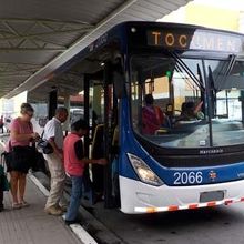 街中のバスターミナルとを結ぶ快速バス（バスタで撮影）。