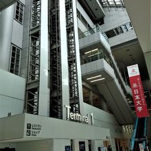 中央部の福抜けのエレベータは第二より便利