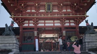 堂々たる朱塗りの門