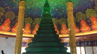 エメラルド色に輝く仏塔と鮮やかな天井画が有名な寺院