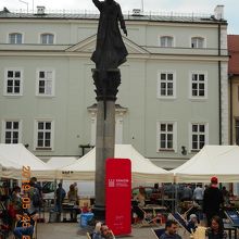 台座の上で右手に本を持っているみたい