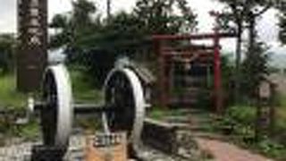 鉄道最高地点の、線路と踏切にあります。