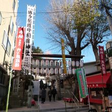 川端商店街からの境内入口。