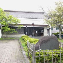 白い漆喰の土蔵造り家屋です