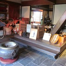 入った玄関内・帳場の展示物