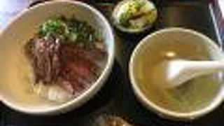 丼に乗った肉みそが美味しい